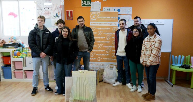 Juventudes Socialistas de la Ciudad de Guadalajara dona un buen puñado de juguetes a la Asociación Vasija para que nadie se quede sin regalo el día de Reyes