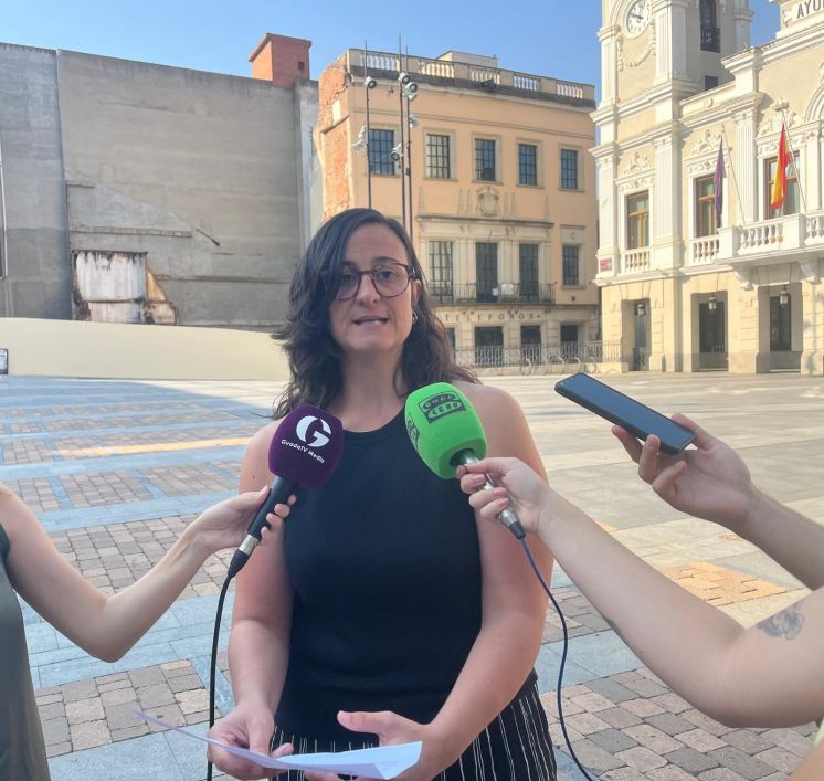 Guarinos vuelve a dejar sin trabajo a más de cien personas, reduciendo las acciones del Plan de Empleo en la ciudad, más sucia que nunca