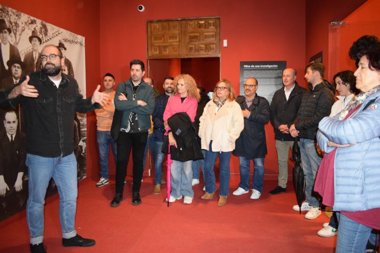 PSOE Guadalajara visita la exposición ‘El Cuerpo Ausente’, “una muestra para reflexionar y comprender nuestro pasado”